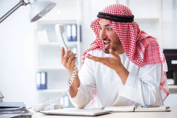 Άραβας επιχειρηματίας που εργάζεται στο γραφείο — Φωτογραφία Αρχείου