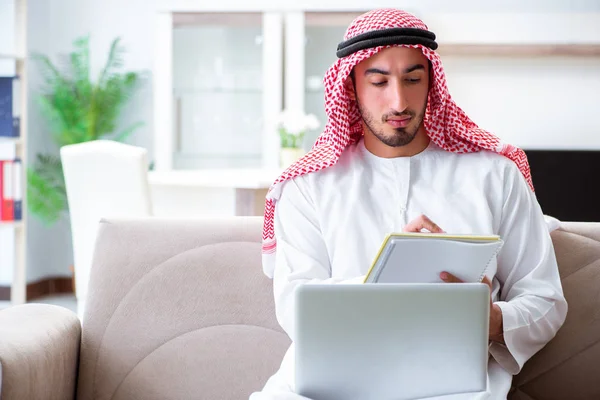 Arabisk man arbetar hemma på sitt arbete — Stockfoto