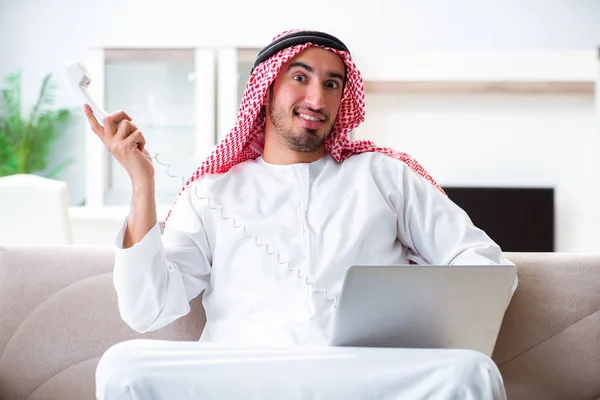 Uomo arabo che lavora a casa sul suo lavoro — Foto Stock