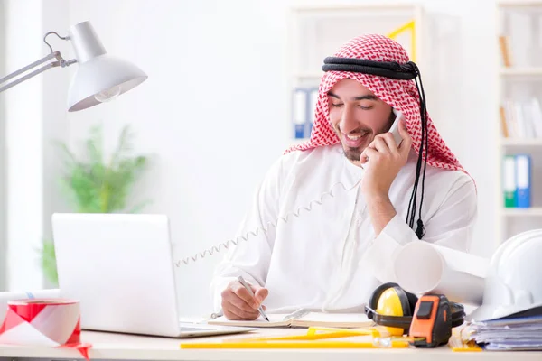 Arabischer Ingenieur arbeitet an neuem Projekt — Stockfoto