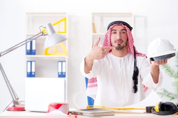 Арабский инженер работает над новым проектом — стоковое фото