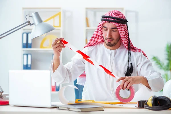 Arabisk ingenjör på nytt projekt — Stockfoto