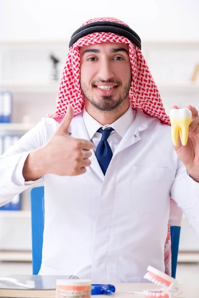 Odontólogo árabe trabajando en un nuevo implante dental —  Fotos de Stock