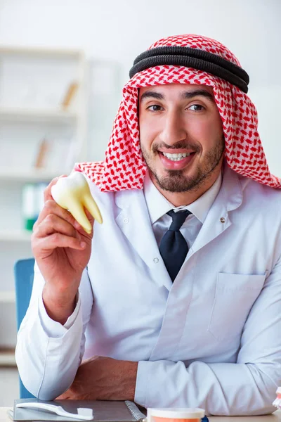 Arabischer Zahnarzt arbeitet an neuem Zahnimplantat — Stockfoto