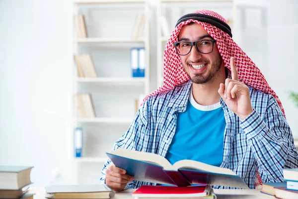 Studente arabo preparazione per gli esami universitari — Foto Stock