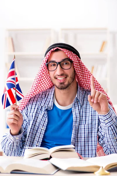 Arabischer Student lernt Englisch — Stockfoto