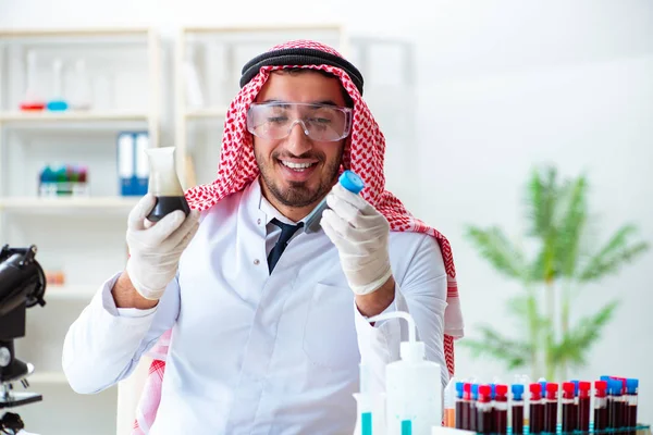 阿拉伯化学家检验石油汽油质量 — 图库照片