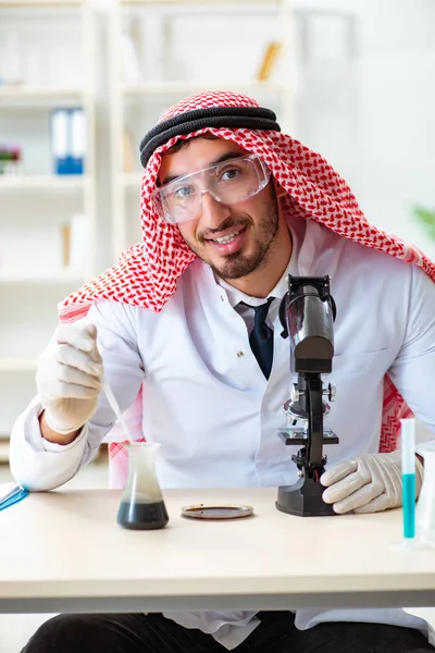 Químico árabe trabalhando no escritório do laboratório — Fotografia de Stock
