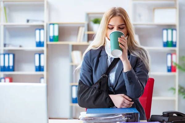 Injured female employee working in the office — Stock Photo, Image