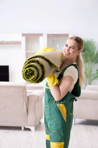 Profesjonalne sprzątanie dywanu kobiet — Zdjęcie stockowe