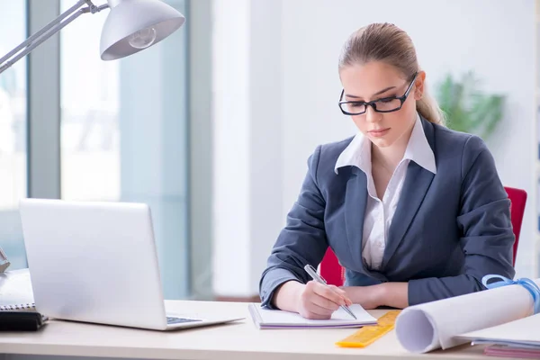 Mujer arquitecta trabajando en el proyecto — Foto de Stock