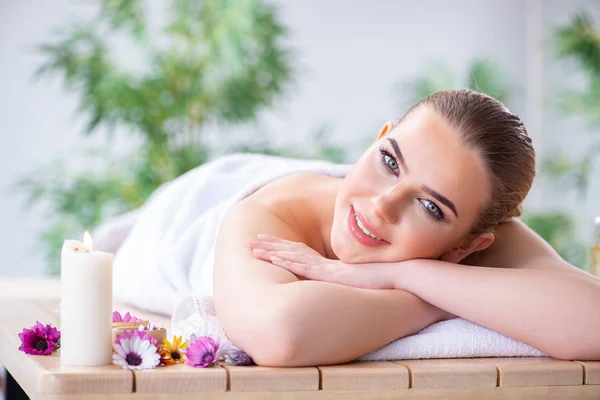 Frau bei massage session im spa — Stockfoto