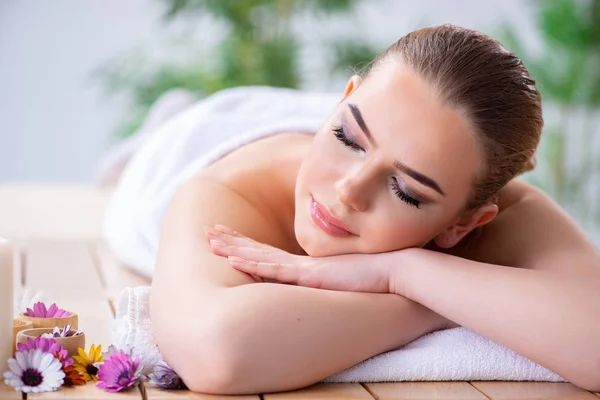 Frau bei massage session im spa — Stockfoto