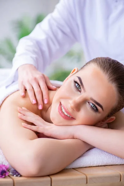 Kvinna under massage session i spa — Stockfoto