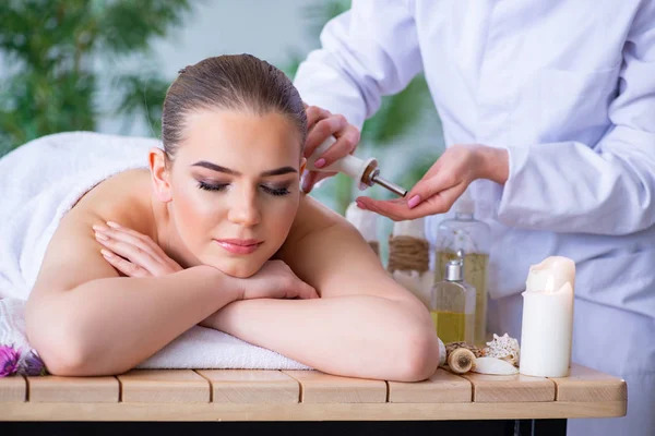 Femme pendant la séance de massage au spa — Photo