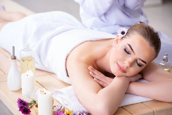 Mulher durante sessão de massagem no spa — Fotografia de Stock