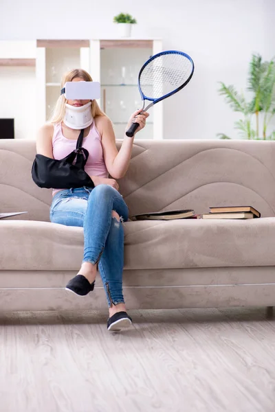 Mujer lesionada durante el deporte juego — Foto de Stock