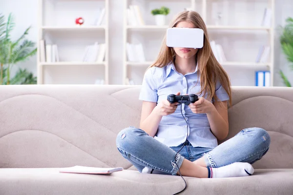 Rapariga jogando jogos de realidade virtual — Fotografia de Stock