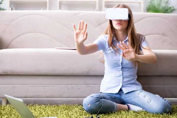 Jong meisje spelen virtual reality games — Stockfoto