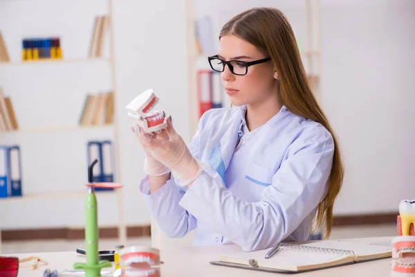 Cvičení studentů stomatologie v učebně — Stock fotografie