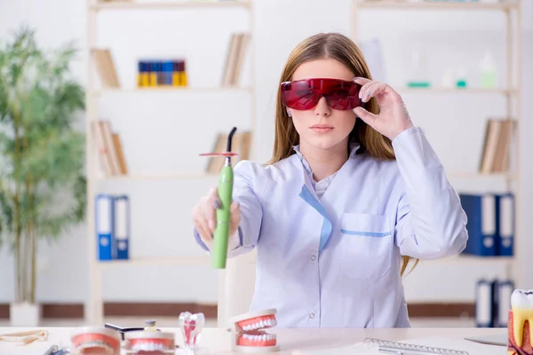 Estudiante de Odontología practicando habilidades en el aula — Foto de Stock