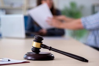 Kadın avukat erkek müvekkilinin ofiste ile Toplantı