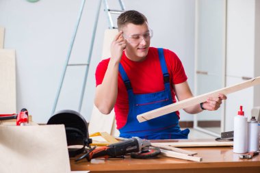 Müteahhit atölyede çalışıyor.