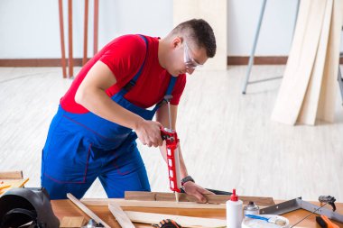 Müteahhit atölyede çalışıyor.