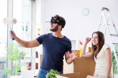 Sanal gözlüklü genç bir aile, Bo ile birlikte yeni evde bavullarını boşaltıyorlar.