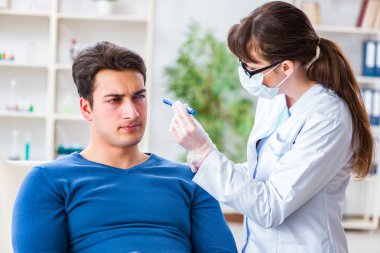 Doktor ilk yardım konseptinde hastayı kontrol ediyor.