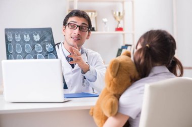 Küçük kız düzenli check-up için doktoru ziyaret ediyor.
