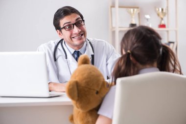 Küçük kız düzenli check-up için doktoru ziyaret ediyor.