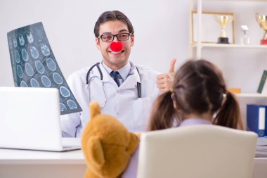 Düzenli kontrolde küçük kızı olan komik bir çocuk doktoru.