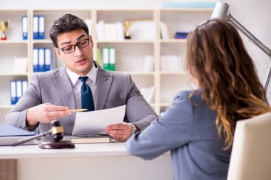 Avukat müvekkil ile hukuk davasını tartışıyor