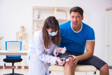 Spor sakatlığı geçiren hasta doktoru ziyaret ediyor.