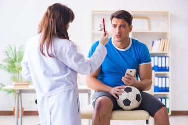 Futbolcu yaralandıktan sonra doktoru ziyaret etti
