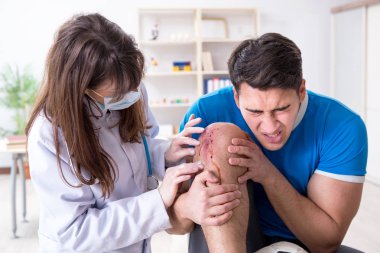 Spor sakatlığı geçiren hasta doktoru ziyaret ediyor.