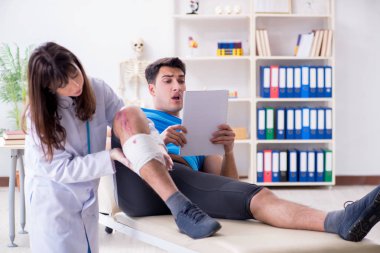 Spor sakatlığı geçiren hasta doktoru ziyaret ediyor.