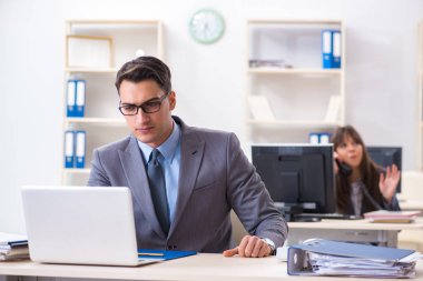 Ofiste çalışan kadın ve erkek.