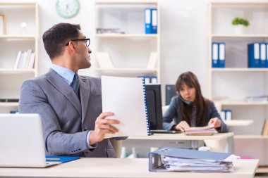 Ofiste çalışan kadın ve erkek.