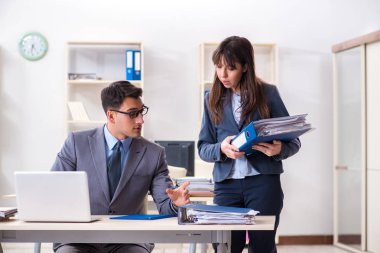 Ofiste çalışan kadın ve erkek.