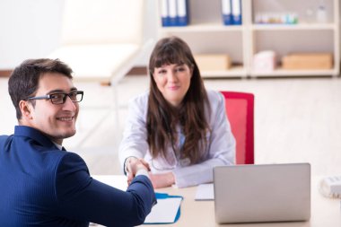 Sağlık sigortası sözleşmesi imzalayan adam