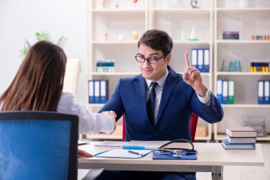 Sağlık sigortası sözleşmesi imzalayan adam