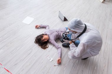 Olay yerindeki adli tıp araştırmacısı kadın mur.