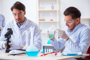 Laboratuvarda çalışan kimyagerler.