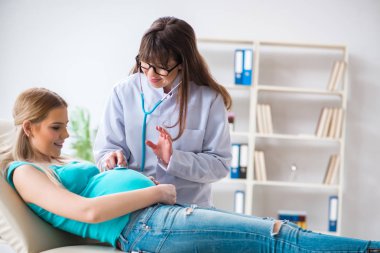 Hamile kadın düzenli hamilelik kontrolünde.