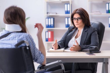 Yaralanan çalışan, sigorta danışmanlığı için ziyaret ediyor.