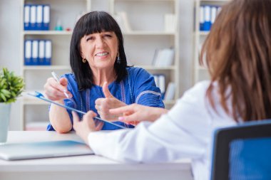 Kıdemli hasta düzenli kontrol için doktoru ziyaret ediyor.