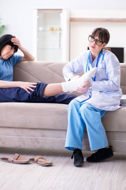 Doktor olaydan sonra yaşlı kadını muayene ediyor.