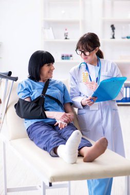 Doktor olaydan sonra yaşlı kadını muayene ediyor.